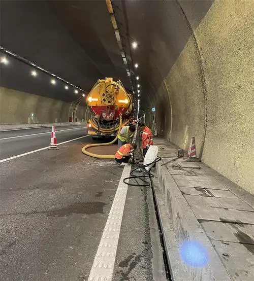 海丰隧道排水渠清淤